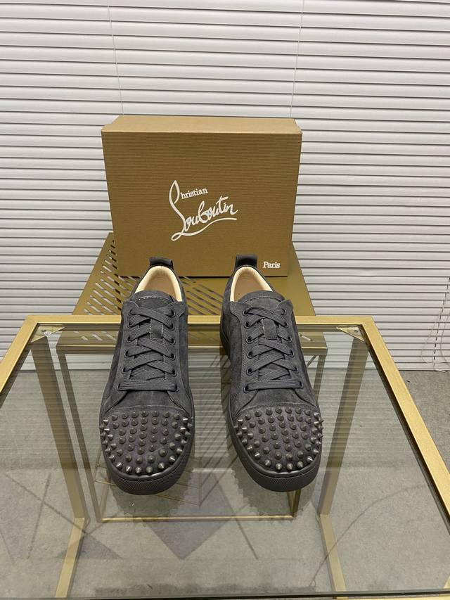 定做款 出厂价 。Christian Louboutin Cl红底鞋 专柜系列，情侣休闲板鞋 独家热款发布活动乳胶垫脚成品大底车线女35-40#男38#-46,